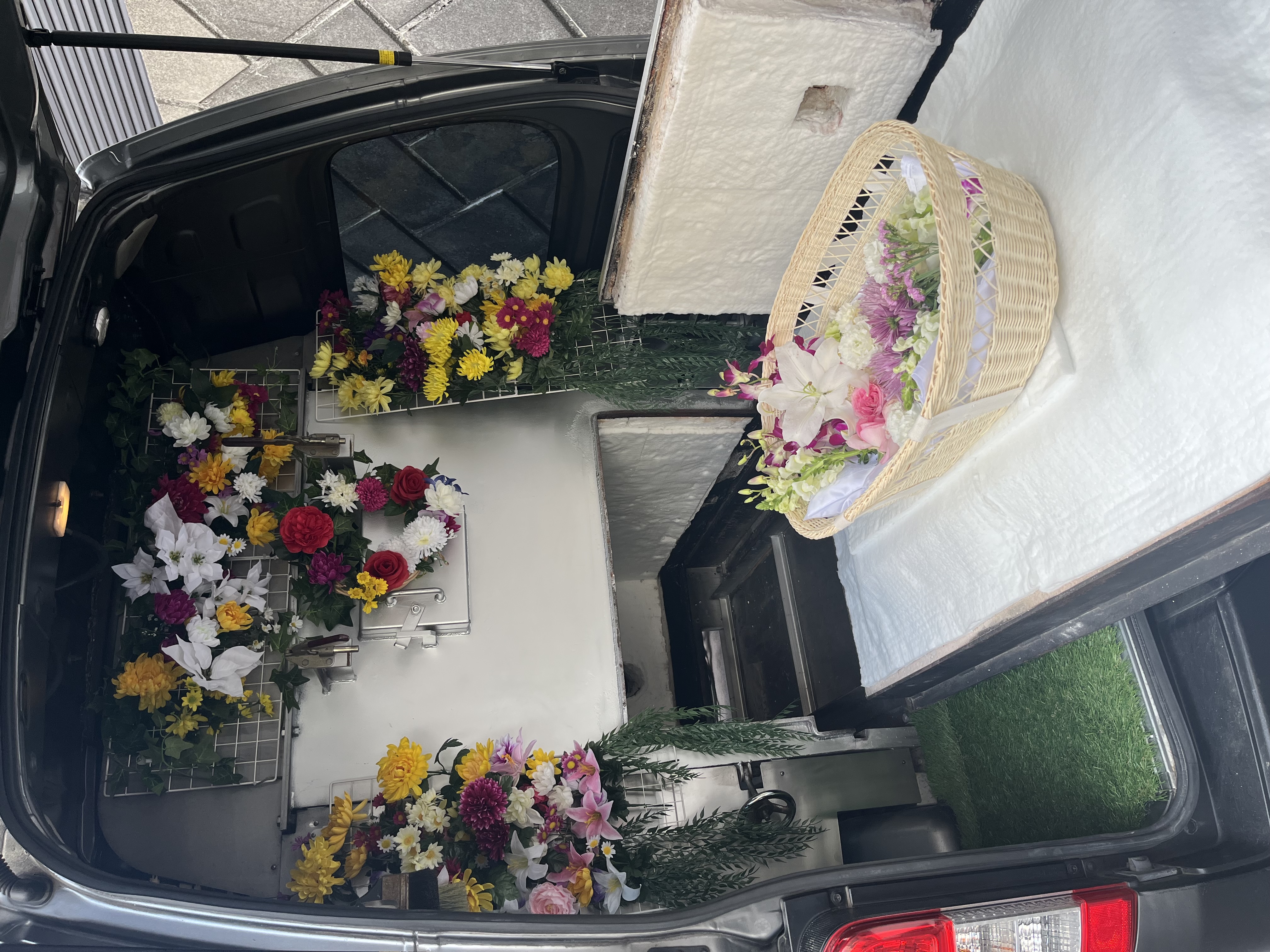 最後のお別れの前にお花を飾りご出棺