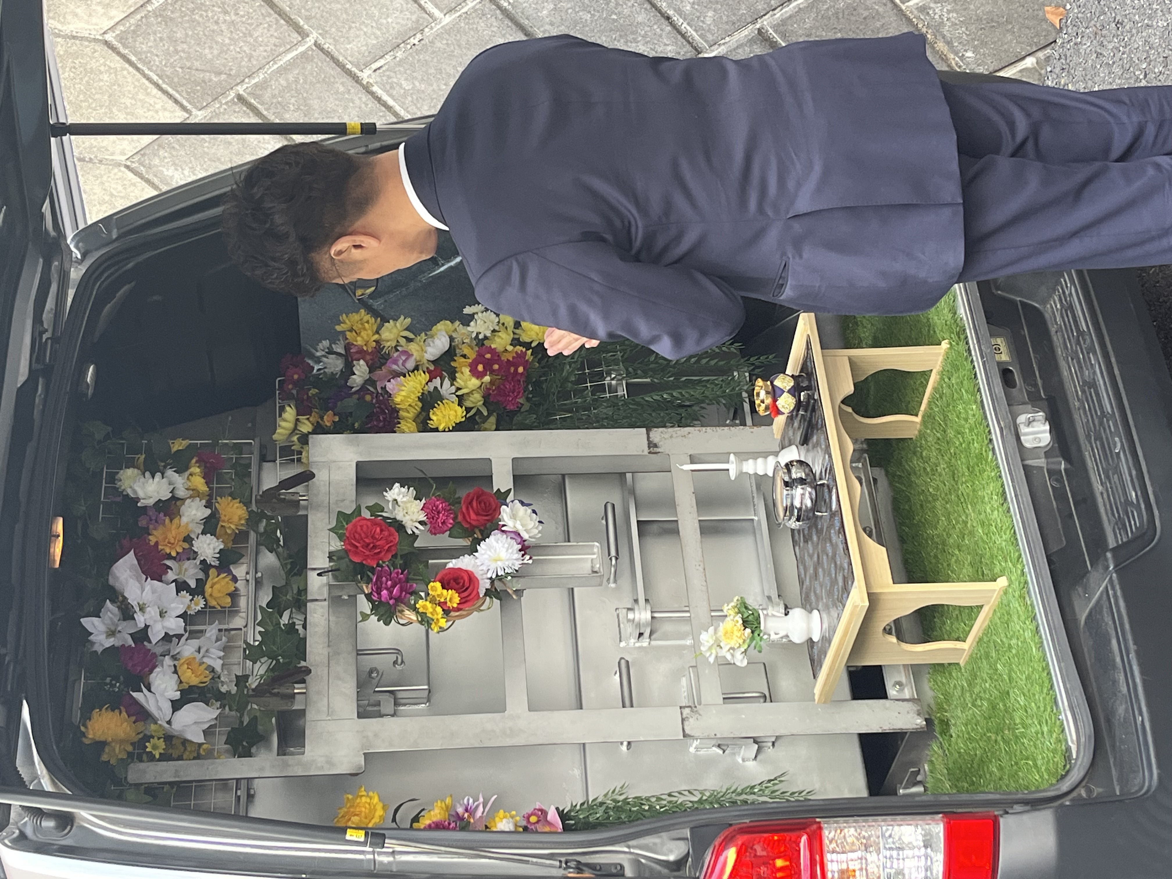 その後火葬車前でのご焼香