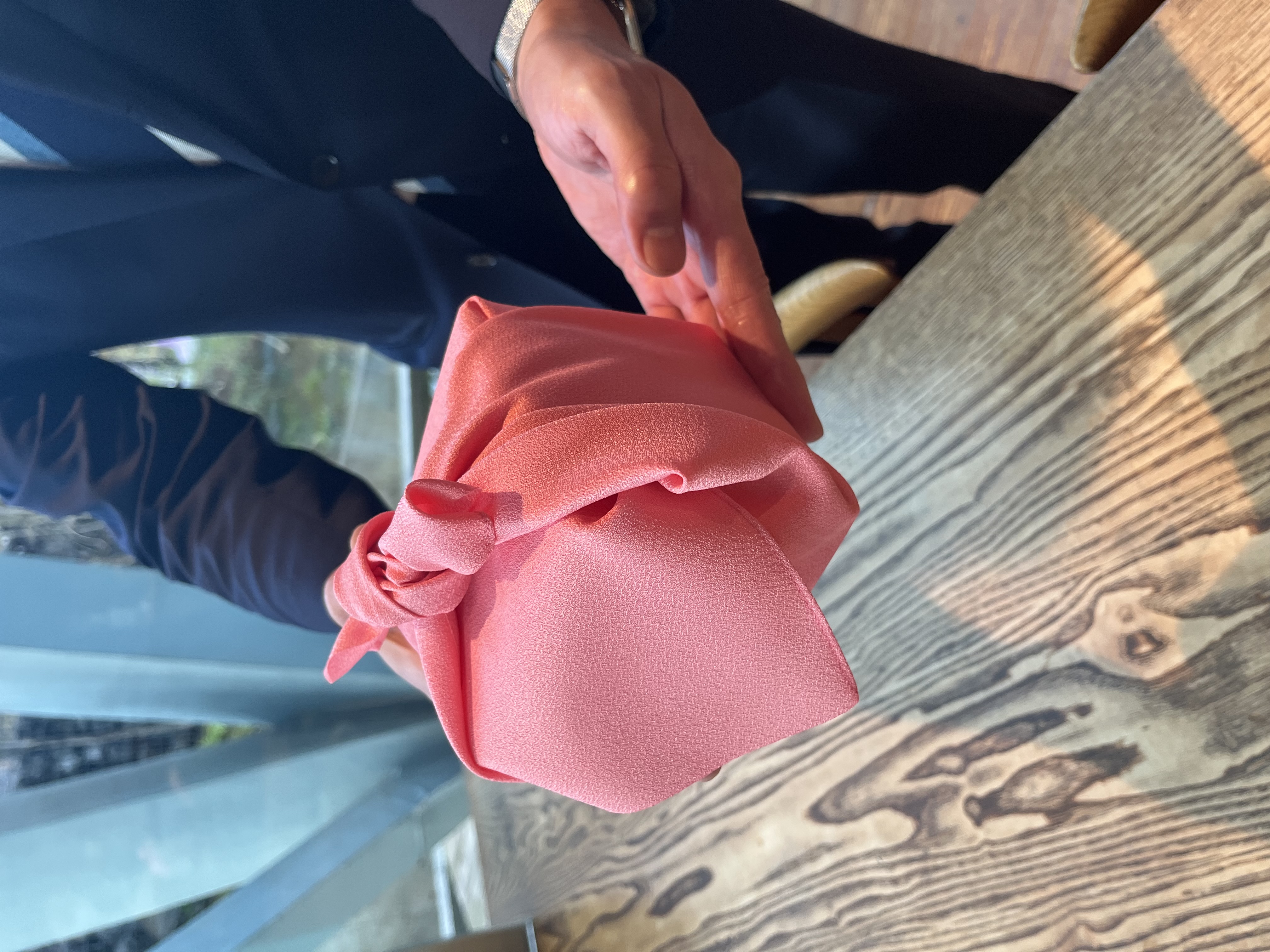 お骨上げ後、骨壺に納めてお包みし、ご返骨する様子